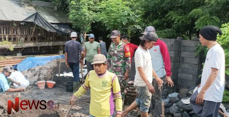 Foto: Serda Budi Santoso, bersama warga Dusun Tulus Rejo melaksanakan kerja bakti pembangunan rumah. @by_News9.id