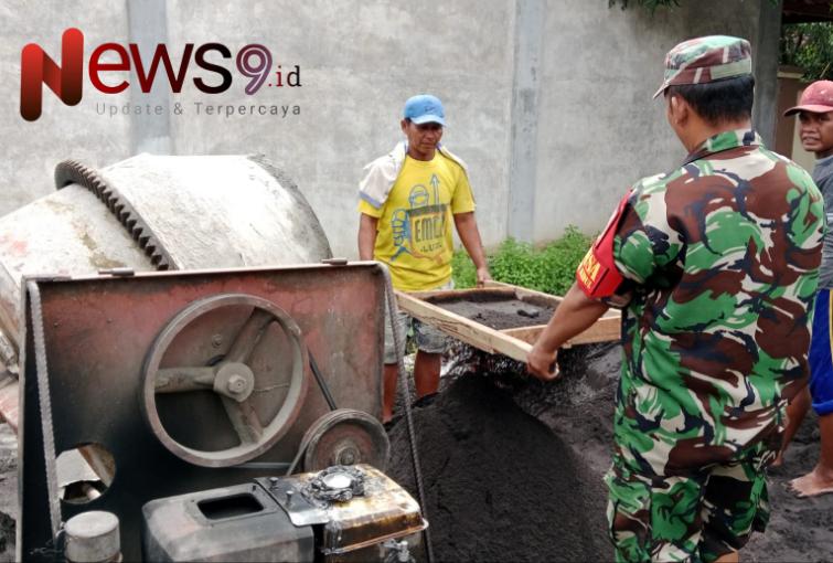 Foto: Serda Yudik, melaksanakan pendampingan pembangunan drainase. @by_News9.id