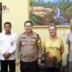 Foto: Kapolres Sumenep, AKBP Henri Noveri Santoso, bersama WNA asal Australia, Delves Catherine Winifred dan Watt Petter Jhon, @by_News9.id