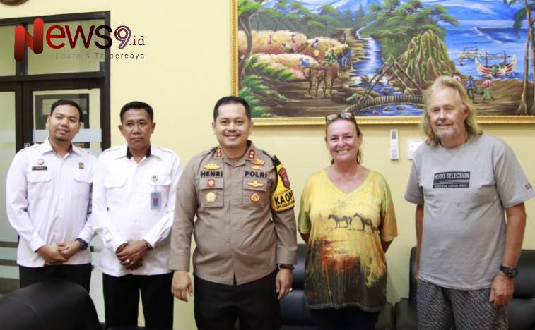 Foto: Kapolres Sumenep, AKBP Henri Noveri Santoso, bersama WNA asal Australia, Delves Catherine Winifred dan Watt Petter Jhon, @by_News9.id