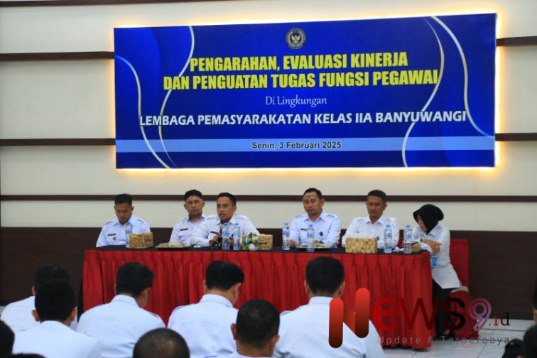 Foto: Kepala Lembaga Pemasyarakatan (Kalapas) Kelas IIA Banyuwangi, Mochamad Mukaffi memimpin rapat dinas perdana. @by_News9.id