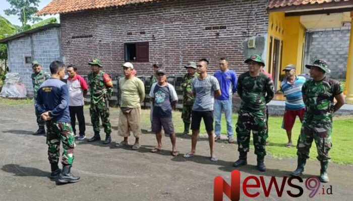 Upaya Babinsa Bersama Elemen Masyarakat dalam Kerja Bakti Pembersihan Jalan Dusun Darungan