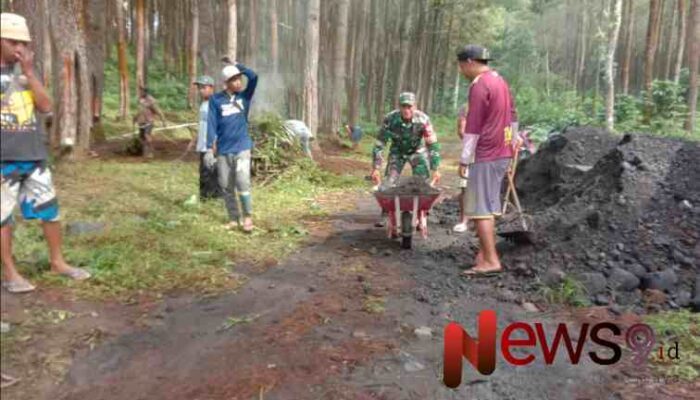 Transformasi Infrastruktur: Babinsa Sidomulyo dan warga Bekerja Bersama Bangun Jalan Rabat Beton