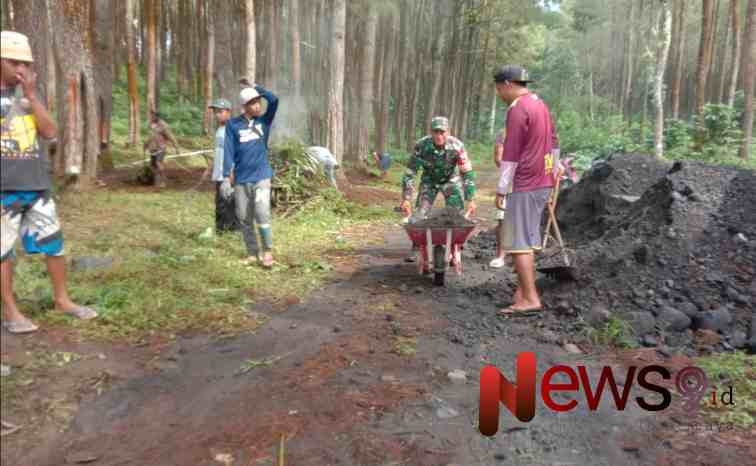 Foto: Serma Ikhwanurundin, bersama warga setempat melaksanakan karya bakti. @by_News9.id