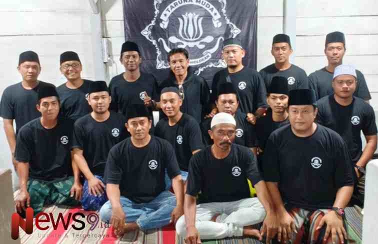 Foto: Pj. Kepala Desa (tengah) bersama pengurus organisasi kepemudaan Taruna Muda Desa Pamolokan, @by_News9.id