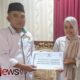 Foto: Ketua Baznas Sumenep, Ahmad Rahman, saat memberikan fasilitas pembiayaan kepada salah satu mahasiswa asal Sumenep, Dewi Nazilatul Maghfirah, @by_News9.id