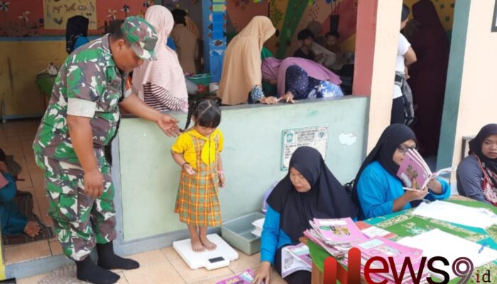 Dukung Kesehatan Balita, Babinsa Kertosari Dampingi Posyandu Harapan Jaya