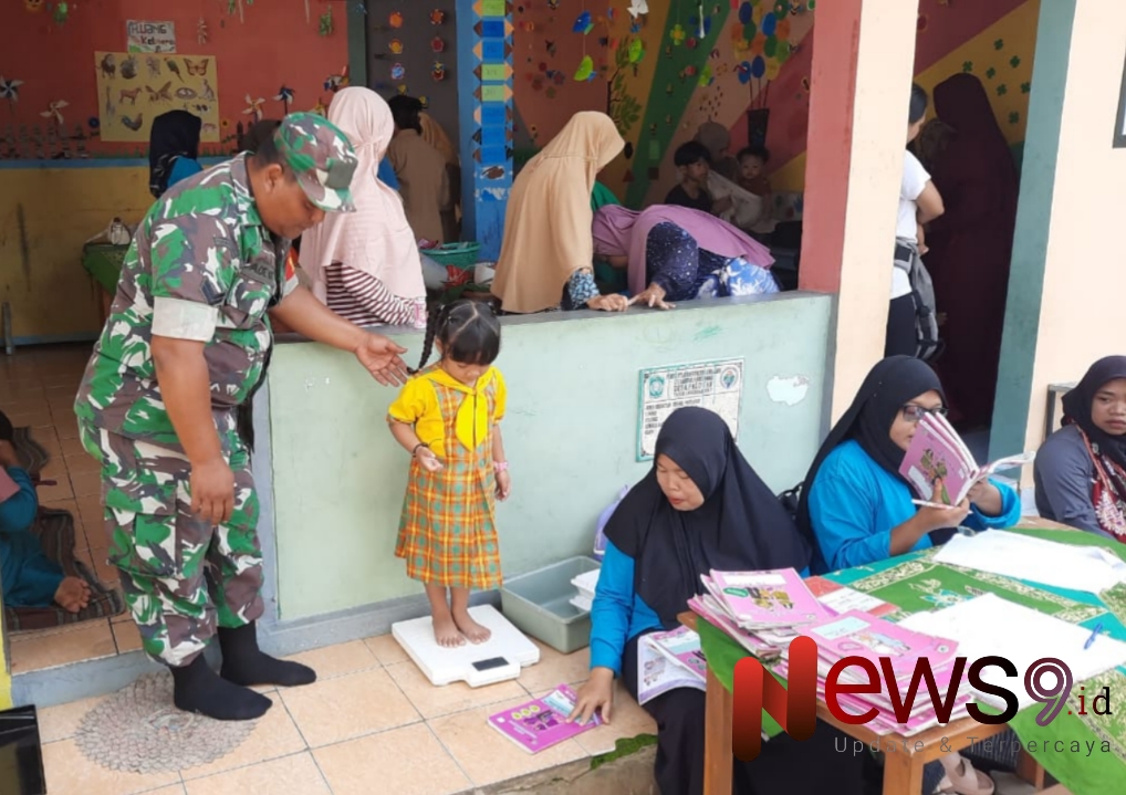 Foro: Sertu Ade Dian Febrianto, turut serta dalam kegiatan Posyandu. @by_News9.id