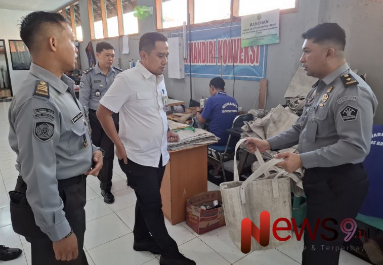 Foto: Kepala Lembaga Pemasyarakatan (Kalapas) Kelas IIA Banyuwangi, Mochamad Mukaffi, saat mengecek kualitas dan hasil pemasaran karya warga binaan. @by_News9.id