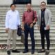 Foto: Kuasa hukum pasangan nomor urut 02 Fauzi–Hasyim, Rausi Samorano, (tengah) bersama rekan, @by_News9.id