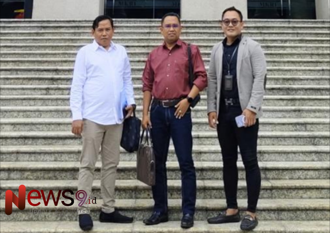 Foto: Kuasa hukum pasangan nomor urut 02 Fauzi–Hasyim, Rausi Samorano, (tengah) bersama rekan, @by_News9.id