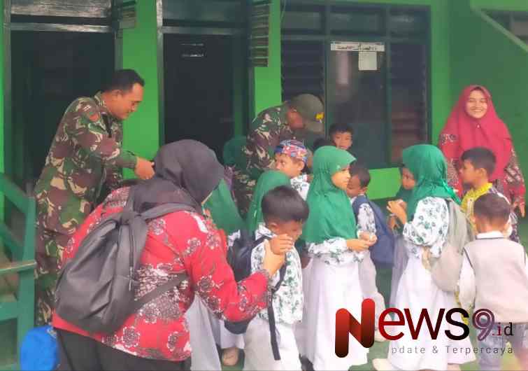 Foto: Pelda Supriadi memberikan pengenalan Tugas Koramil kepada siswa Taman Kanak-Kanak. @by_News9.id