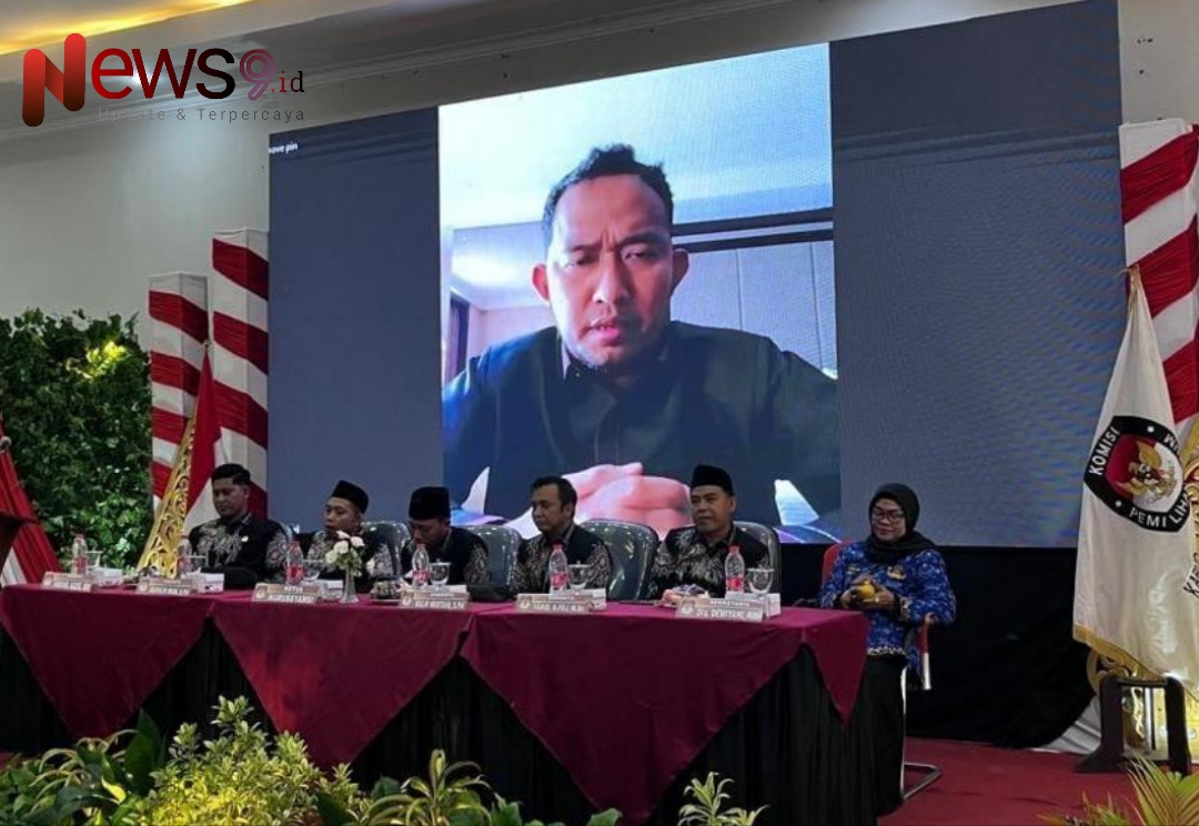 Foto: KPU Kabupaten Sumenep, resmi menyerahkan SK penetapan calon terpilih dalam Pilkada Sumenep 2024 di Hotel El Malik. @by_News9.id