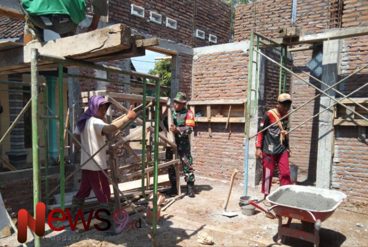 Foto: Serda Joni Sugiarto, bantu warga kerja bakti pembangunan musholla. @by_News9.id