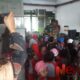 Foto: Serka Heri Lesmono, sambut kedatangan anak didik Paud KB Dewi Sartika Klanting. @by_News9.id
