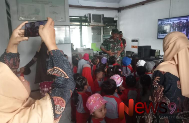 Foto: Serka Heri Lesmono, sambut kedatangan anak didik Paud KB Dewi Sartika Klanting. @by_News9.id