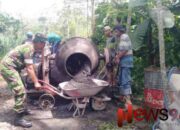 Dukung Infrastruktur Desa, Babinsa Kenongo Dampingi Pengecoran Jalan Rabat Beton