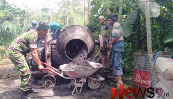 Dukung Infrastruktur Desa, Babinsa Kenongo Dampingi Pengecoran Jalan Rabat Beton