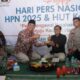Foro: Ketua PWI Sumenep, M. Syamsul Arifin, saat memberikan potongan tumpeng kepada Kepala Dinas Komunikasi dan Informatika (Diskominfo) Sumenep, Indra Wahyudi, @by_News9.id