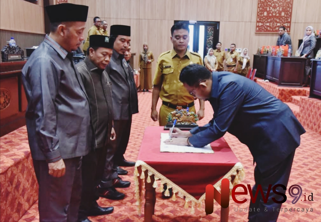 Foto: Bupati terbipilih Achmad Fauzi saat menandatangani hasil rapat paripurna yang digelar di Kantor DPRD Sumenep, @by_News9.id