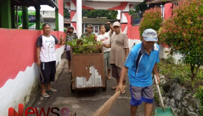 Perkuat Silaturahmi, Babinsa Mlawang Ikut Serta dalam Kerja Bakti Bersama Warga