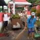 Foto: Sertu Yudiono, bersama warga melaksanakan kegiatan kerja bakti pembersihan gang. @by_News9.id