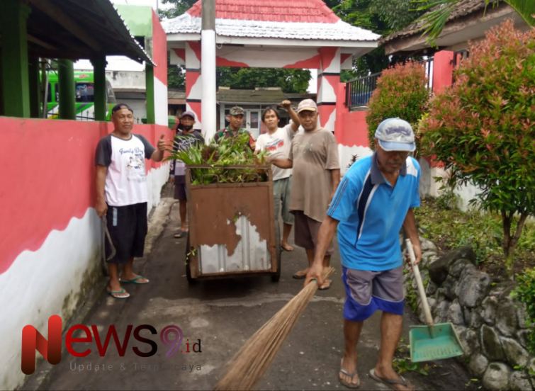 Foto: Sertu Yudiono, bersama warga melaksanakan kegiatan kerja bakti pembersihan gang. @by_News9.id