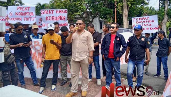 IWB Kepung Kejari Banyuwangi, Desak Penangkapan NH dalam Kasus Mamin Fiktif