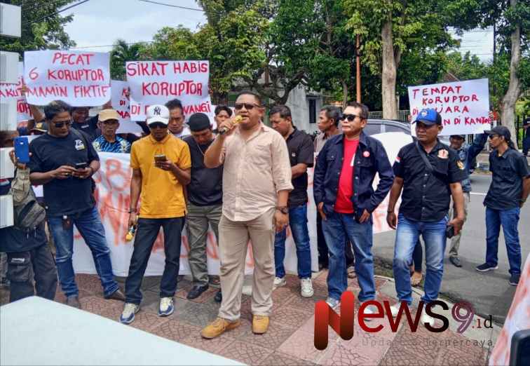 Foto: Massa bentangkan spanduk protes, desak Kejari bertindak. @by_News9.id
