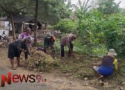 Peran Serta Babinsa Bago Bersama Warga Gotong Royong Bersihkan Jalan Menuju Pantai Bambang