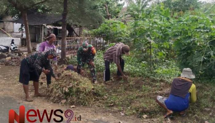 Peran Serta Babinsa Bago Bersama Warga Gotong Royong Bersihkan Jalan Menuju Pantai Bambang