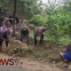 Foto: Serda Slamet Hariadi, bersama warga melaksanakan kegiatan kerja bakti pembersihan jalan. @by_News9.id