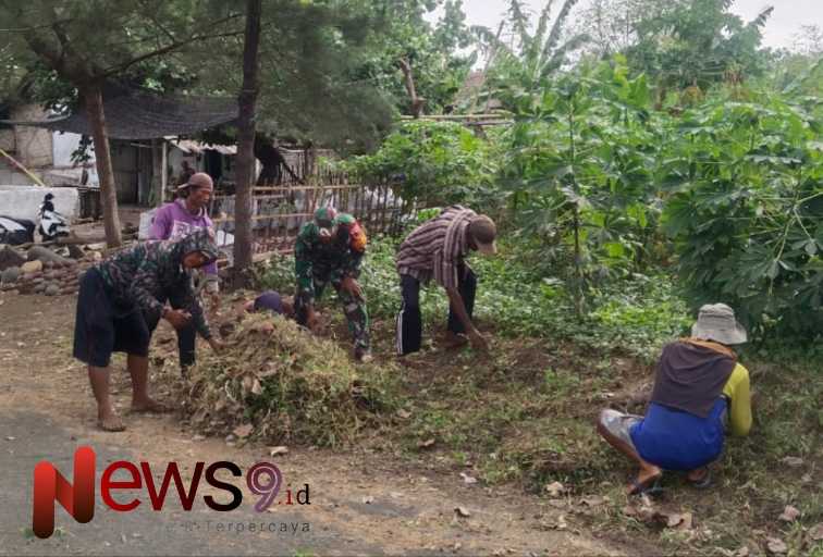 Foto: Serda Slamet Hariadi, bersama warga melaksanakan kegiatan kerja bakti pembersihan jalan. @by_News9.id