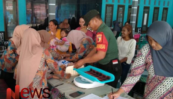 Sinergisitas Babinsa Banyuputih Lor Dampingi Bidan Desa dalam Kegiatan Posyandu