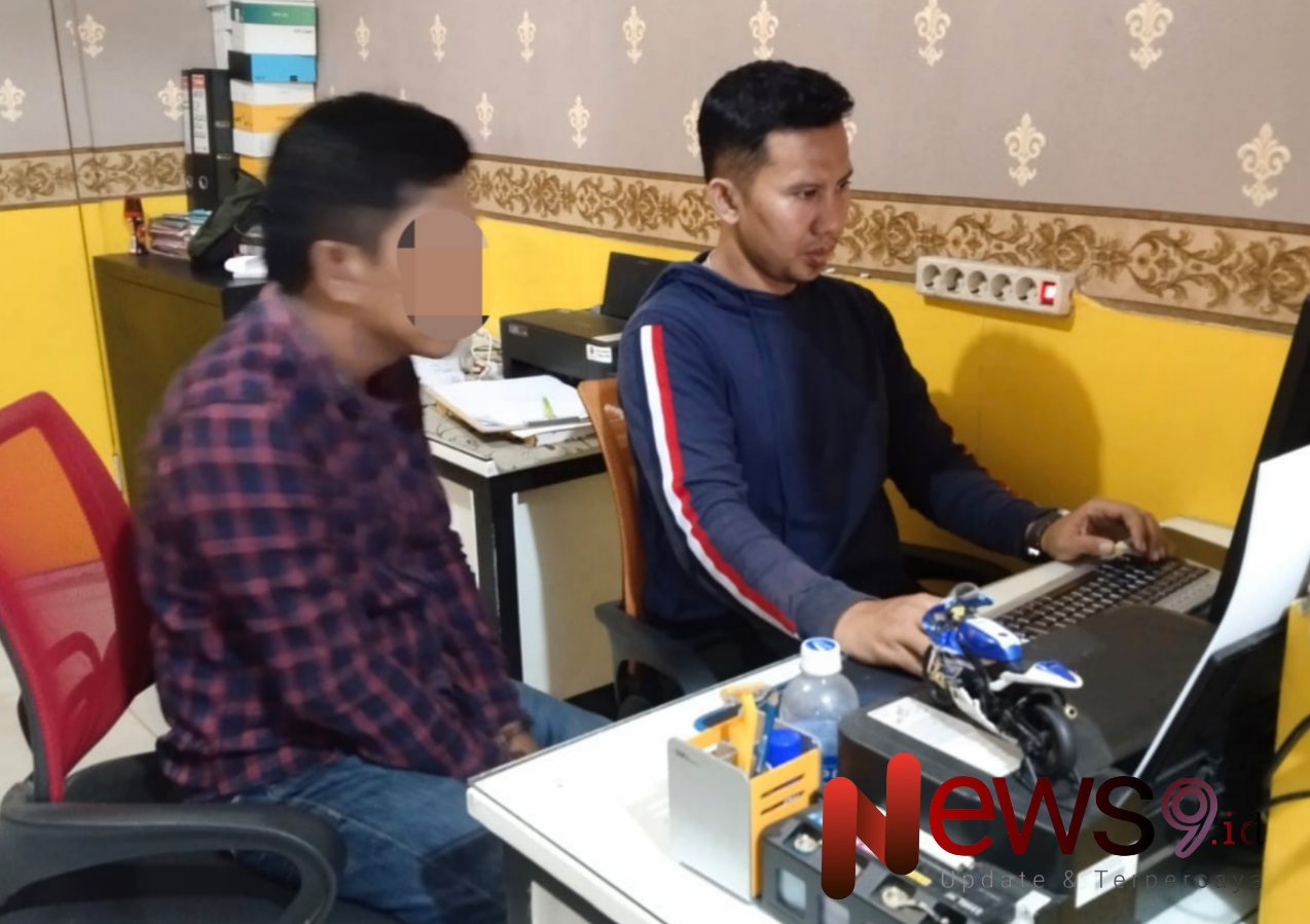 Foto: JP (baju kotak-kotak), saat diinterogasi polisi di Polres Sampang. @by_News9.id