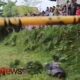 Foto: Warga berbondong-bondong menyaksikan tewasnya pria paruh baya di lahan kosong. @by_News9.id