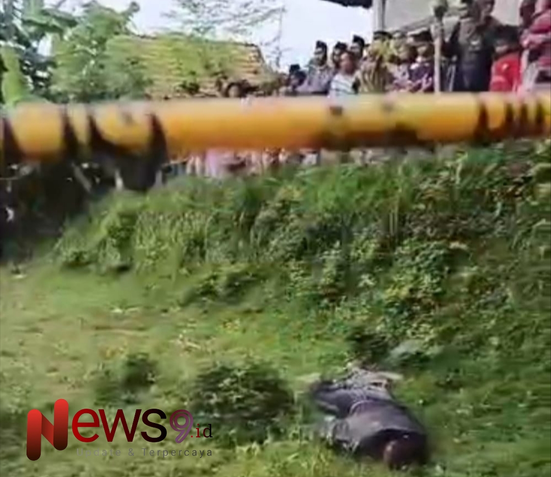 Foto: Warga berbondong-bondong menyaksikan tewasnya pria paruh baya di lahan kosong. @by_News9.id