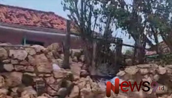Berbahaya! Abrasi Hancurkan Tebing Penahan Ombak di Pantai Batioh Sampang