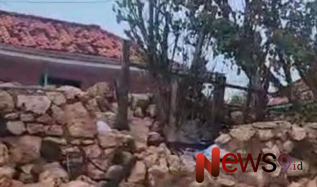 Foto: Tebing penahan ombak hancur di gempur abrasi. @by_News9.id