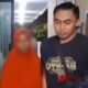 Foto: Terduga pelaku pembunuhan (kerudung orange) saat berada di Mapolres Sampang. @by_News9.id