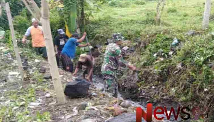 Kebersamaan Terjalin, Babinsa Tumpeng Bersama Warga Kerja Bakti Pembersihan Parit