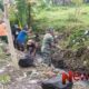 Foto: Sertu Antok Sujarwo, bersama warga Dusun Tumpeng Timur melaksanakan kerja bakti. @by_News9.id