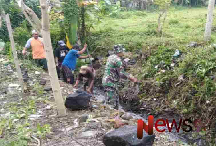 Foto: Sertu Antok Sujarwo, bersama warga Dusun Tumpeng Timur melaksanakan kerja bakti. @by_News9.id