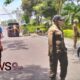 Foto: Tampak gerobak pasif milik PKL GOR Indoor diangkut mobil petugas Satpol PP Sampang untuk diamankan. @by_News9.id