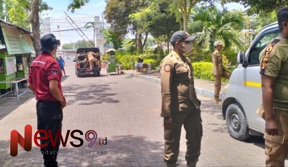 Foto: Tampak gerobak pasif milik PKL GOR Indoor diangkut mobil petugas Satpol PP Sampang untuk diamankan. @by_News9.id