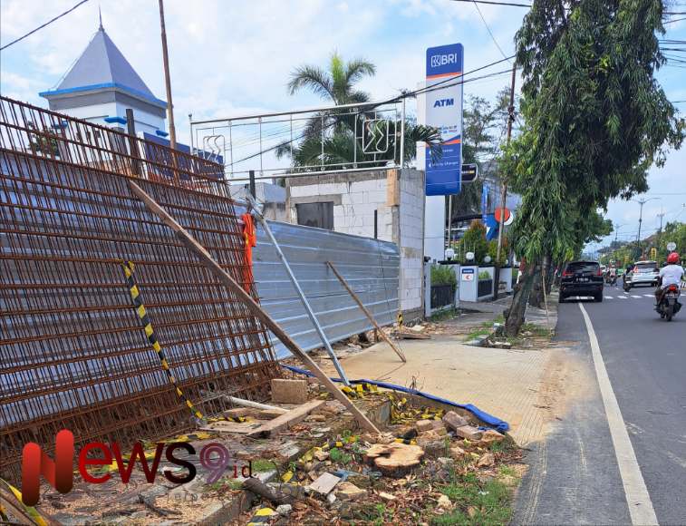 Foto: Lokasi penebangan pohon di depan proyek pembangunan Resto Gacuan yang berlokasi di Jalan Tronojoyo, @by_News9.id