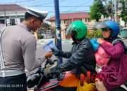 Satlantas Polres Sampang Bagikan Brosur Tertib Berlalu Lintas Kepada Pengguna Jalan