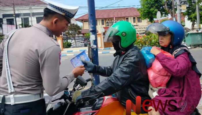 Satlantas Polres Sampang Bagikan Brosur Tertib Berlalu Lintas Kepada Pengguna Jalan