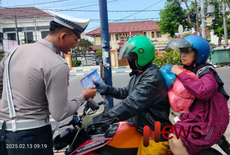 Foto: Kasat Lantas Polres Sampang AKP Sigit Ekan Sahudi SH., MM. Saat membagikan brosur tertib berlalu lintas kepada pengguna jalan. @by_News9.id
