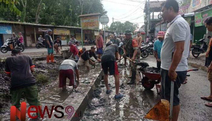 Aksi Nyata Babinsa dan Elemen Masyarakat Jatiroto, Bersihkan Drainase di Dusun Persil Jatiroto Lebih Aman